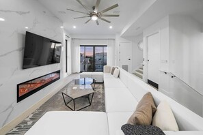 Smart TV, fireplace, stereo