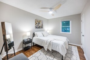 3 dormitoris, escriptori, planxa i posts de planxar i wifi gratuïta 