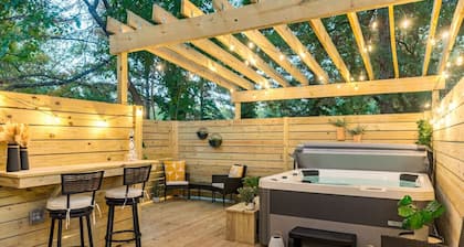 Hot Tub Fire Pit Oasis | 3mi to Downtown