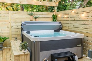 Banyera d'hidromassatge a l'aire lliure