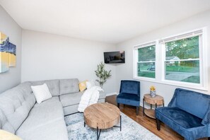 Smart TV - Hot Tub Fire Pit Oasis | 3mi to Downtown (Raleigh)