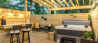 Hot Tub Fire Pit Oasis | 3mi to Downtown