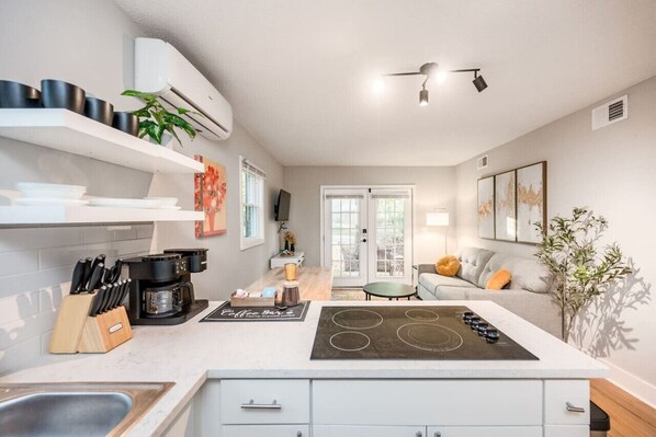 Kühlschrank, Mikrowelle, Herdplatte, Wasserkocher mit Kaffee-/Teezubehör