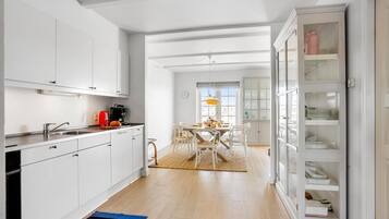 Køleskab, kogeplade, opvaskemaskine, kaffe-/temaskine