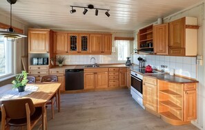 Kjøleskap, ovn, kokeplater og oppvaskmaskin