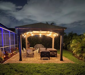 Outdoor dining - Charming 3-bedroom house with WiFi and AC in Bradenton (Bradenton)