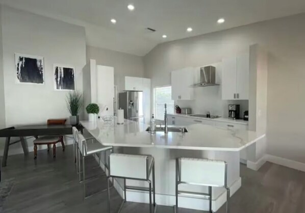 Fridge, microwave, oven, dishwasher - Charming 3-bedroom house with WiFi and AC in Bradenton (Bradenton)