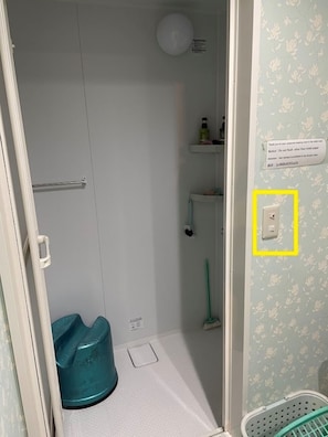 Asciugacapelli, asciugamani, sapone, carta igienica