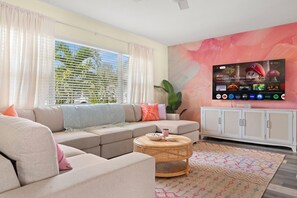 Smart-TV, Videospiele, Tischfußball, Tischtennisplatte