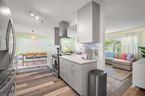 Fridge, oven, stovetop, dishwasher - HotTub+HeatedPool+MiniGolf minutes to Beaches (Seminole)