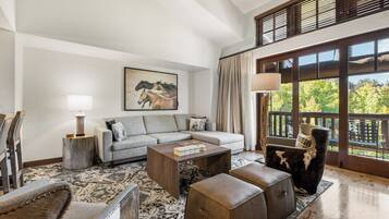 Smart TV, chimenea y videojuegos