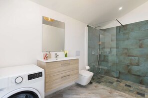 Shower, hair dryer, towels - Maruapo Guest House - Ocean View (Punaauia)