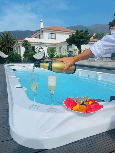 Villa with private 2bed floor level - spa facilities, heated jacuzzi & BBQ area