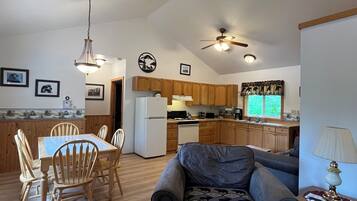 Fernseher, DVD-Player, Bücher, Videothek