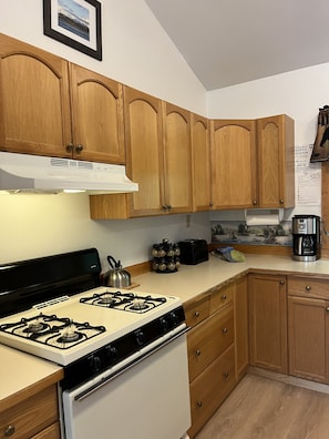 Fridge, oven, stovetop, coffee/tea maker