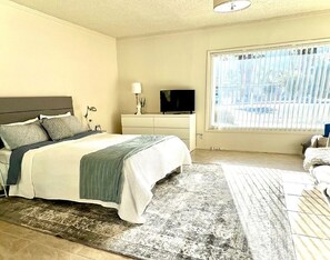 4 bedrooms, desk, iron/ironing board, travel cot - Stylish Canyon Palms Authentic Mid-Century Pool/Spa Home in South Palm Springs (Palm Springs)