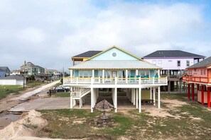 Exterior - Rhea's Retreat, Dog Friendly (Crystal Beach)