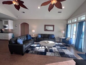 TV - Rhea's Retreat, Dog Friendly (Crystal Beach)