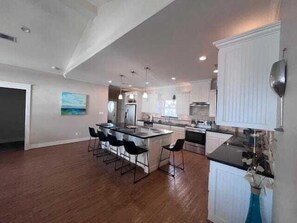 Fridge, microwave, oven, stovetop - Rhea's Retreat, Dog Friendly (Crystal Beach)