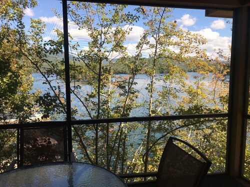 Charming WeeHaus with WiFi and AC at Lake Santeetlah close to Tail of the Dragon