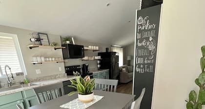 Charming Cottage at Peaceful Nettle Lake with HOT TUB & Private Lake Access