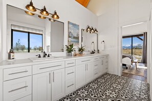 3 chambres, fer et planche à repasser, Wi-Fi gratuit, draps fournis