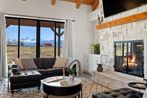 Televisión y chimenea