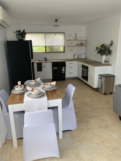 SAUNDERS BEACH, TOWNSVILLE SEASIDE SUBURB 150 M TO THE BEACH