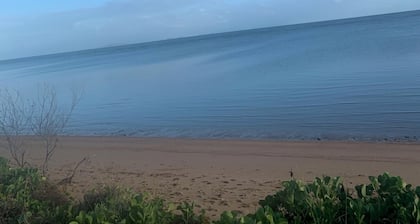 SAUNDERS BEACH, TOWNSVILLE SEASIDE SUBURB 150 M TO THE BEACH