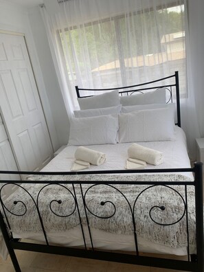 2 soverom, skrivebord, strykejern/-brett og wi-fi