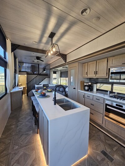 Cozy lodge sleeps 9, every room has THE VIEW! 
Convenience, serenity, adventure