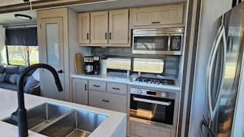 Jääkaappi, mikroaaltouuni, uuni, liesi