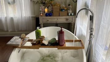 Secadora de cabello, toallas, jabón, papel de baño