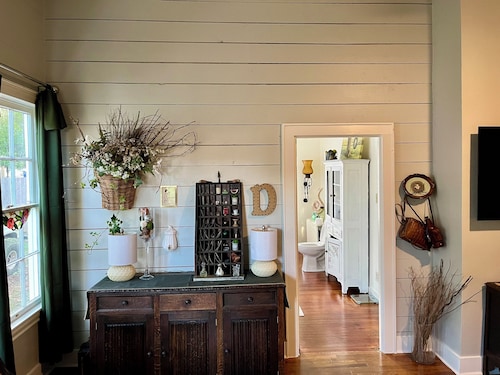 Cozy 1-bedroom house with WiFi and AC in charming Livingston