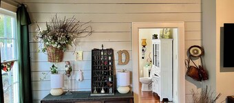 Cozy 1-bedroom house with WiFi and AC in charming Livingston