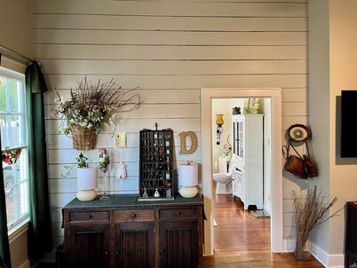 Cozy 1-bedroom house with WiFi and AC in charming Livingston