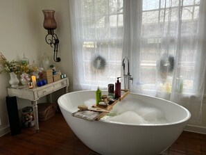 Sèche-cheveux, serviettes fournies, savon, papier toilette