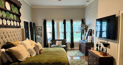 Cozy 1-bedroom house with WiFi and AC in charming Livingston
