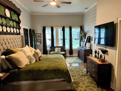 Cozy 1-bedroom house with WiFi and AC in charming Livingston