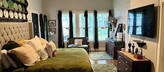 Cozy 1-bedroom house with WiFi and AC in charming Livingston