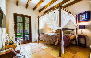 3 bedrooms, travel cot, free WiFi - Awesome home in Llubi (Llubi)