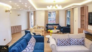 Dobbeltrom – deluxe, balkong, fjellutsikt | Oppholdsområde