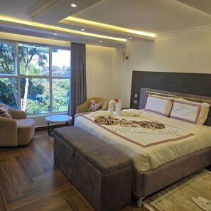 Doppia Deluxe, balcone, vista montagna | Una cassaforte in camera, postazione laptop, ferro/asse da stiro