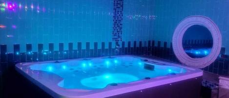 Sauna, hot tub, steam room