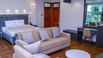 Une chambre moderne avec un grand lit, un canapé, un bureau et une chaise.