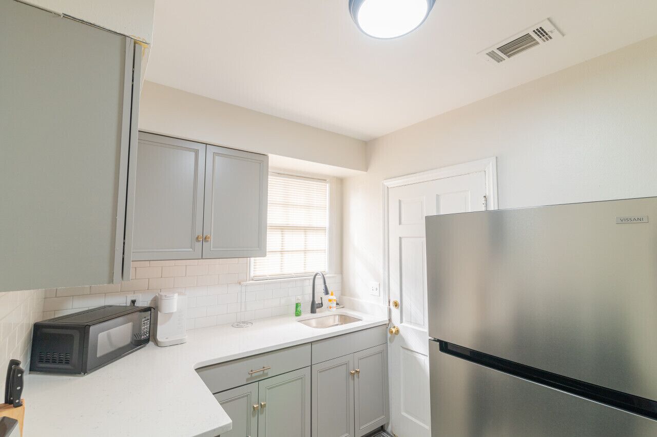 Refrigerador, microondas, parrilla de estufa y cafetera y tetera 