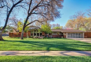 Exterior - Frank Lloyd Wright Meets West Texas Modern Ranch (Lubbock)