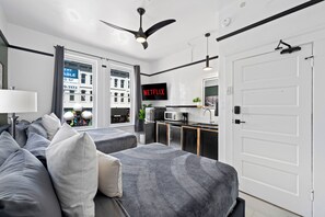 Deluxe Studio Suite | Premium bedding, memory foam beds, individually furnished - La Ventana (San Diego)