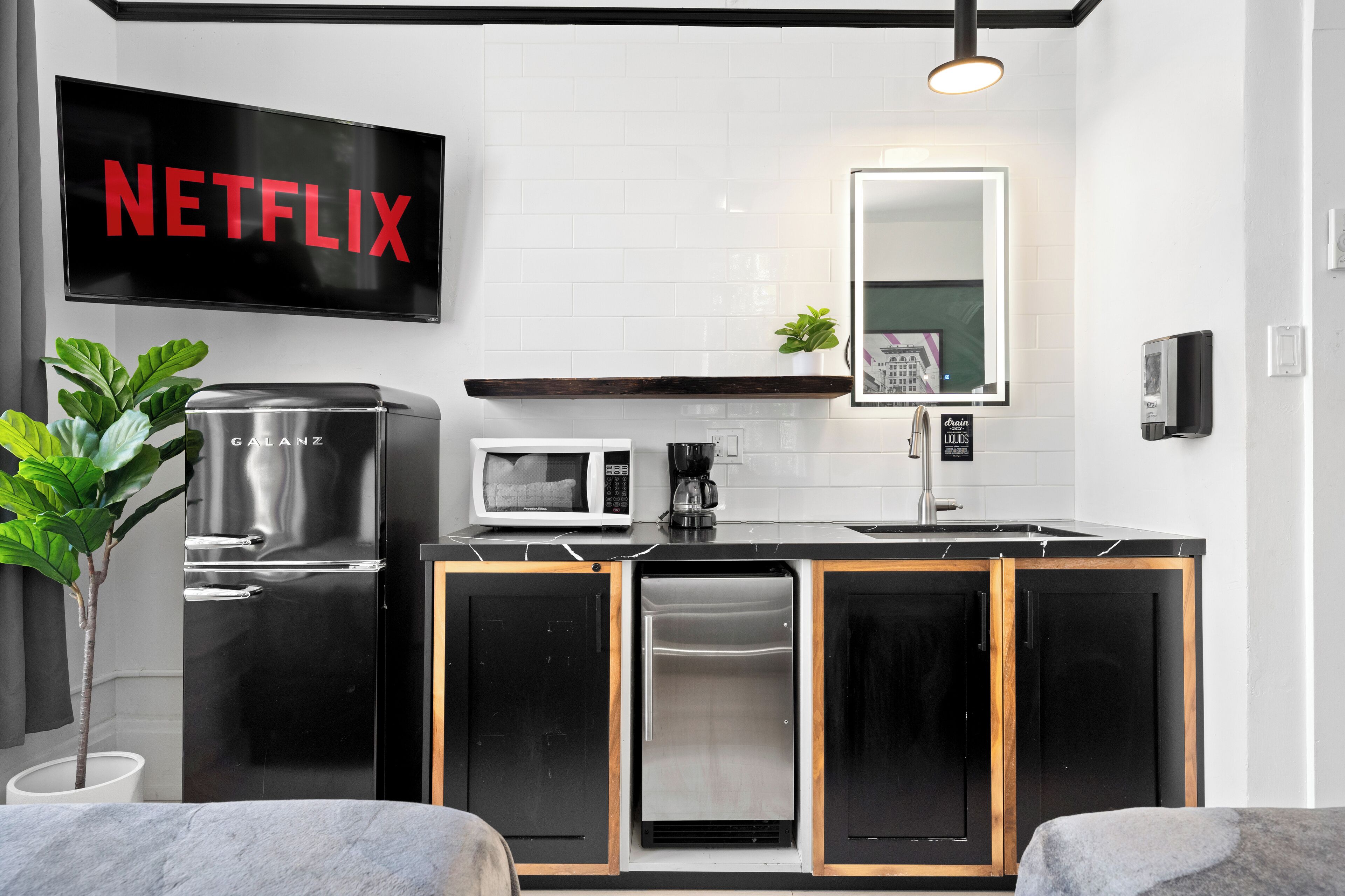 Deluxe Studio Suite (Shared Bathroom) | Private kitchenette | Mini-fridge, microwave, paper towels