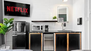 Deluxe Studio Suite (Shared Bathroom) | Private kitchenette | Mini-fridge, microwave, paper towels